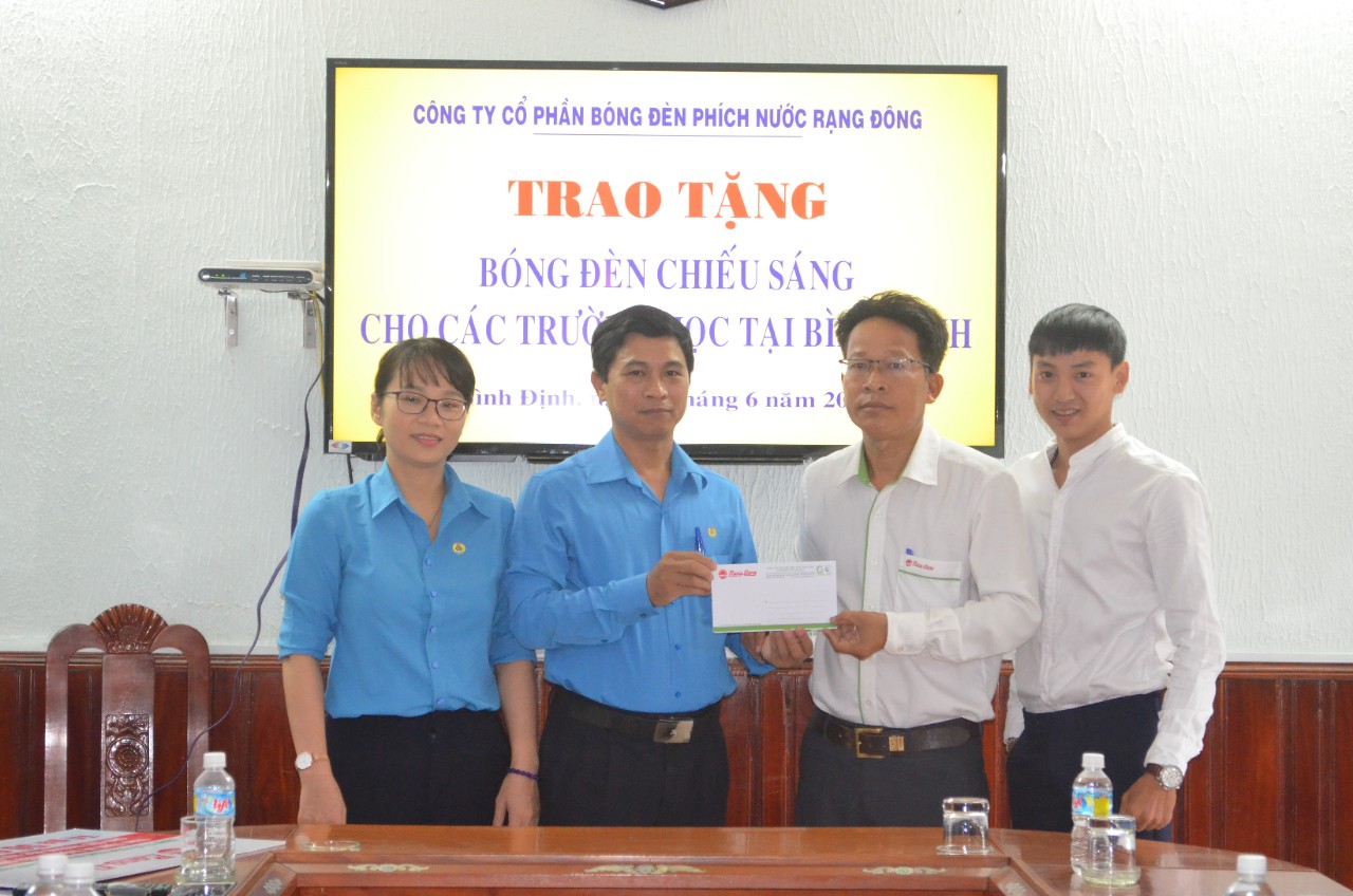 rạng đông trao tặng hệ thống chiếu sáng lớp học tỉnh Bình Định
